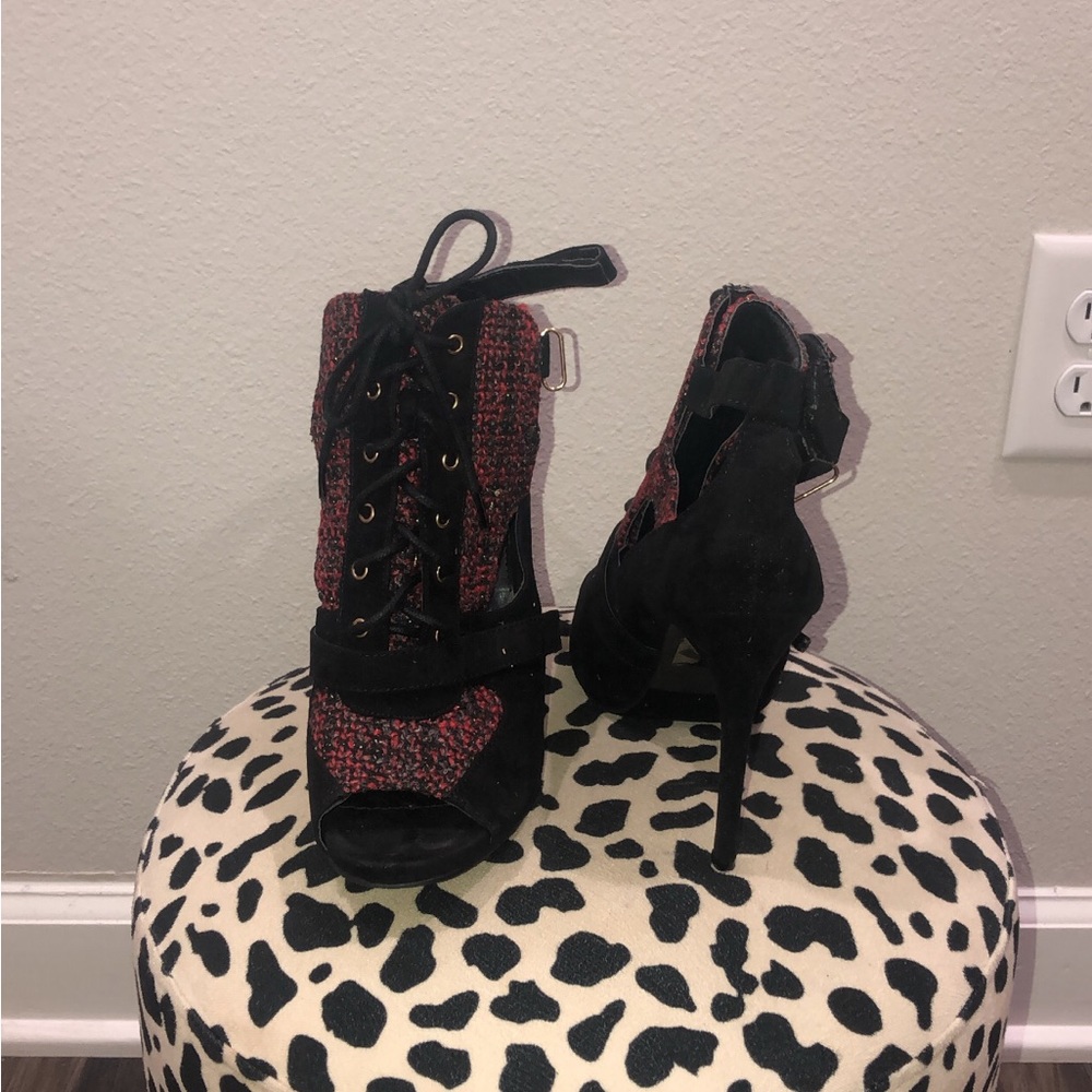 Size 9 red/black heeled open toe shoes!